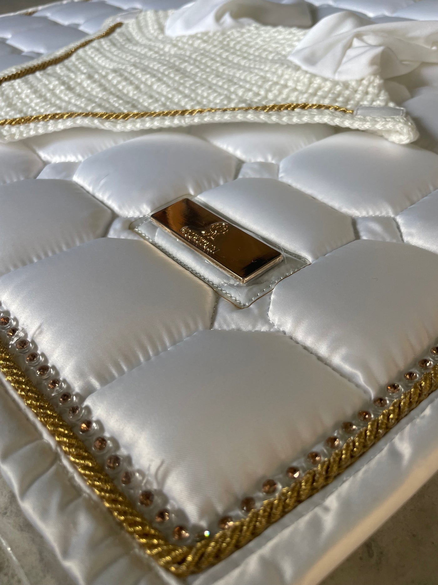Goldene Details des weiĂen Equestbun Sets Ivory Crown