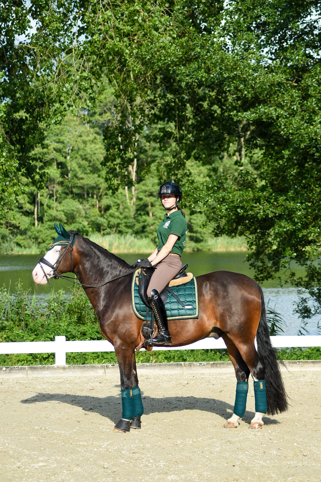 Reiterin und Pferd mit Royal Forest